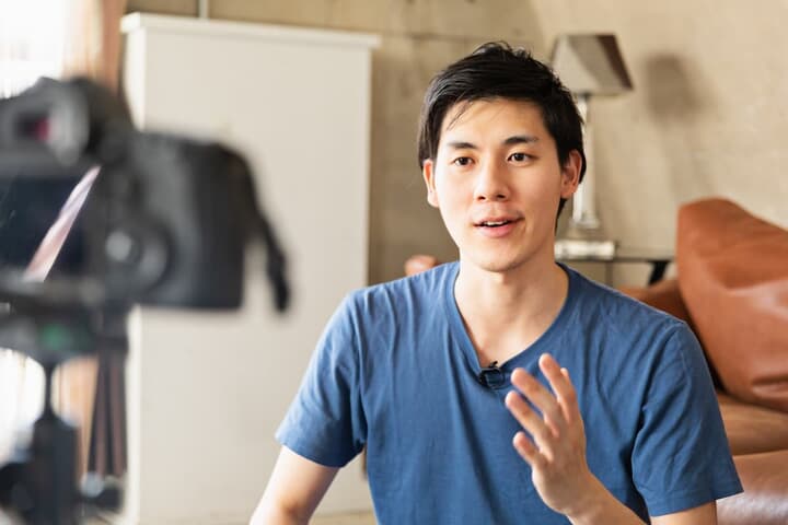カメラを前に話すユーチューバー