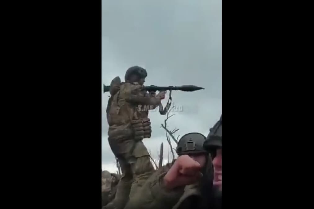 【動画】統制は取れているのか？ RPGのバックブラストが直撃して倒れるチェチェン人兵士 - Newsweekjapan