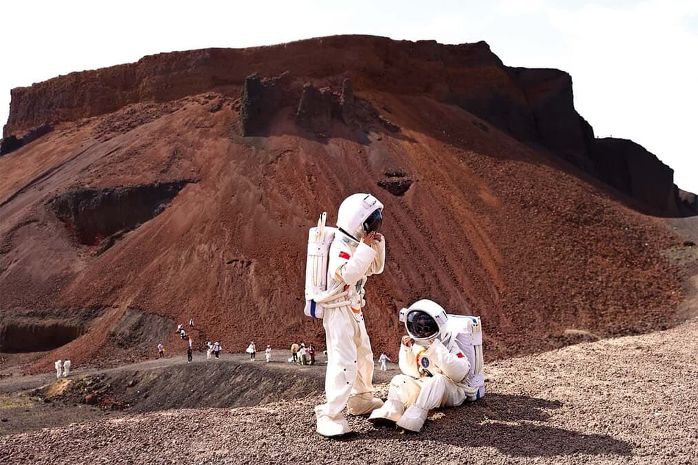 宇宙旅行の準備に最適？ 火星旅行体験なら内モンゴルの火山へ...散策を楽しむ旅行者たち - Newsweekjapan