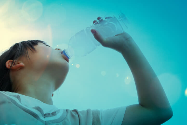 ペットボトル飲料を飲む少女