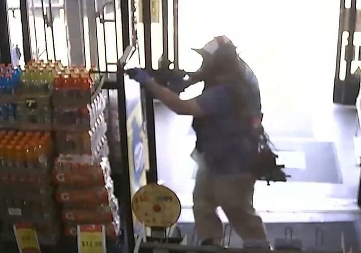 ディスカウント店で銃を構える男