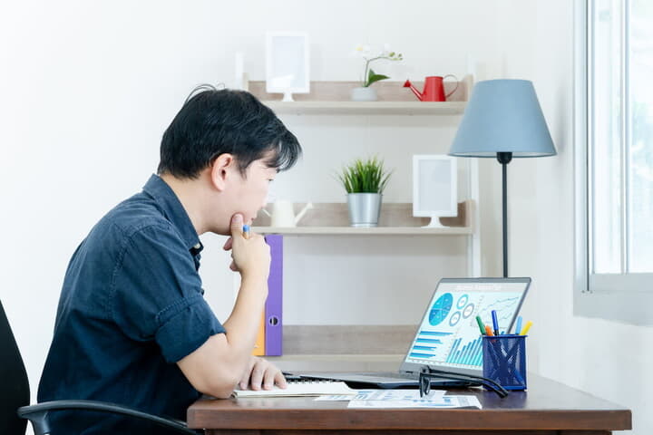 ノートパソコンを見る男性