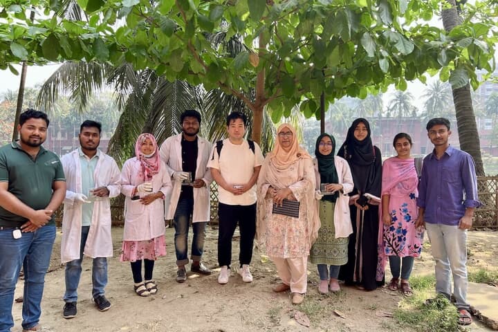 左から5人目がhap代表取締役社長の鈴木素氏。2023年2月にダッカ大学で撮影