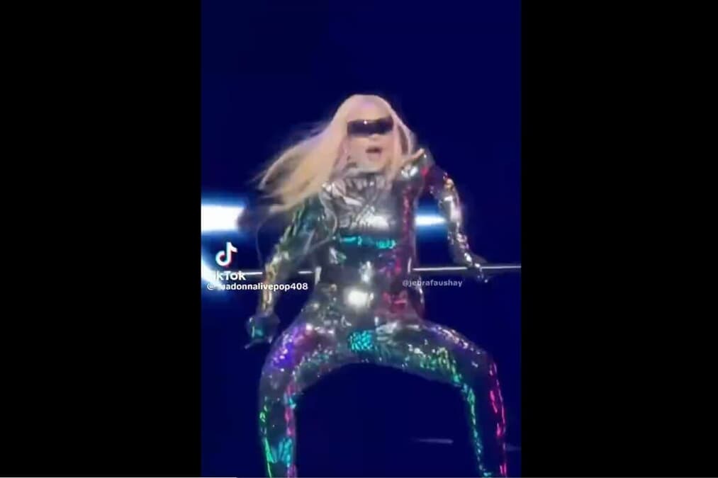 動画】「もう引退しては」「恥ずかしい」の声もマドンナ、ツアーで