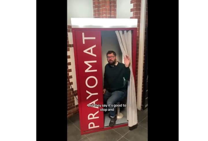 証明写真機を告解室に見立てた「お祈り自販機」