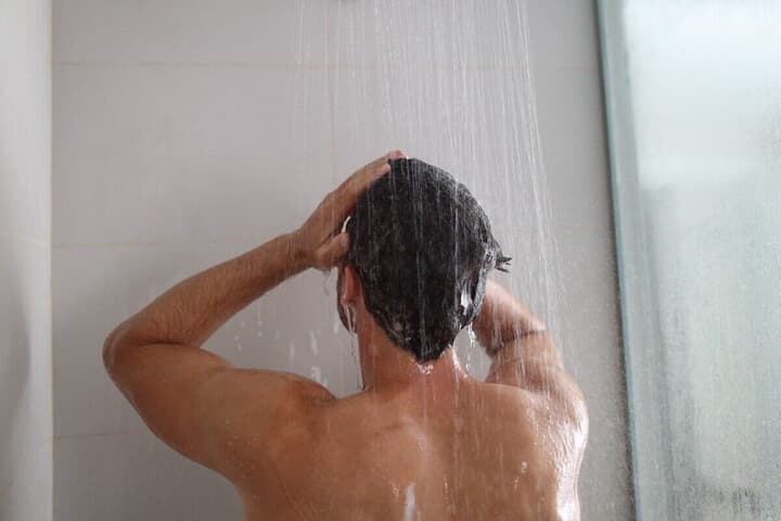 浴室で正体不明の虫を発見