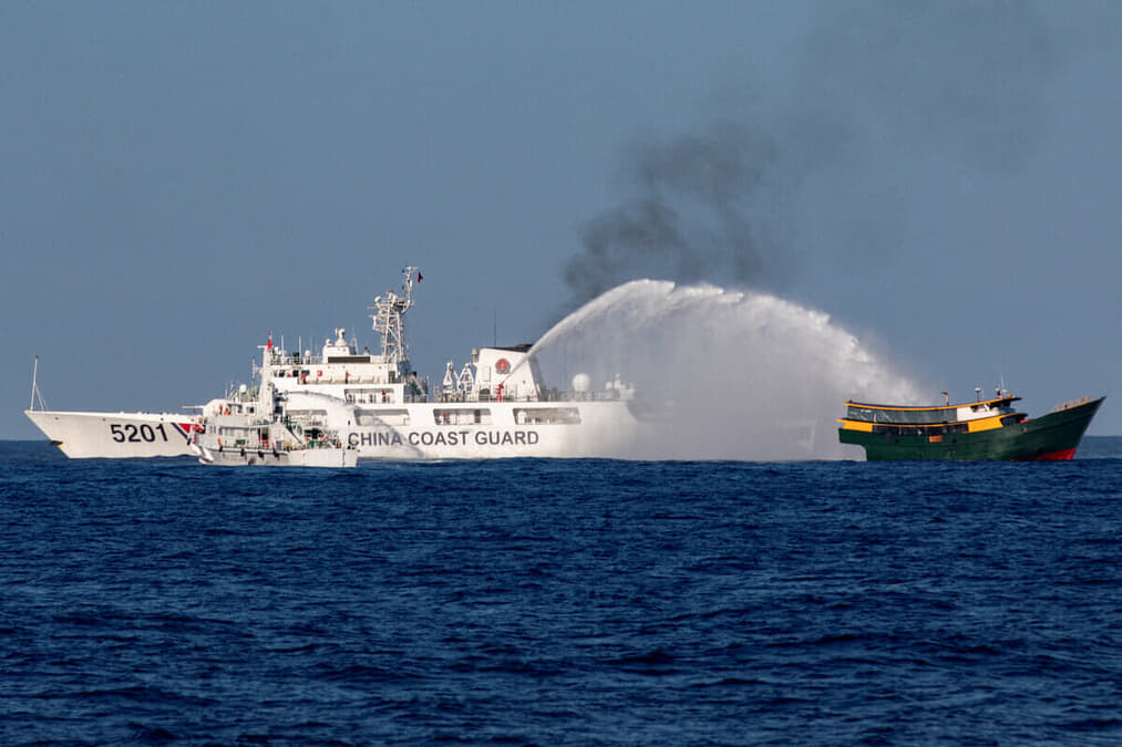 【動画】中国放水銃の破壊力をフィリピン船内から映した新映像 - ニューズウィーク日本版 image