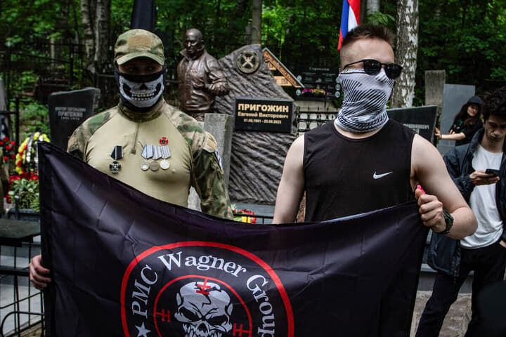 ワグネル創設者プリゴジンの銅像と戦闘員たち