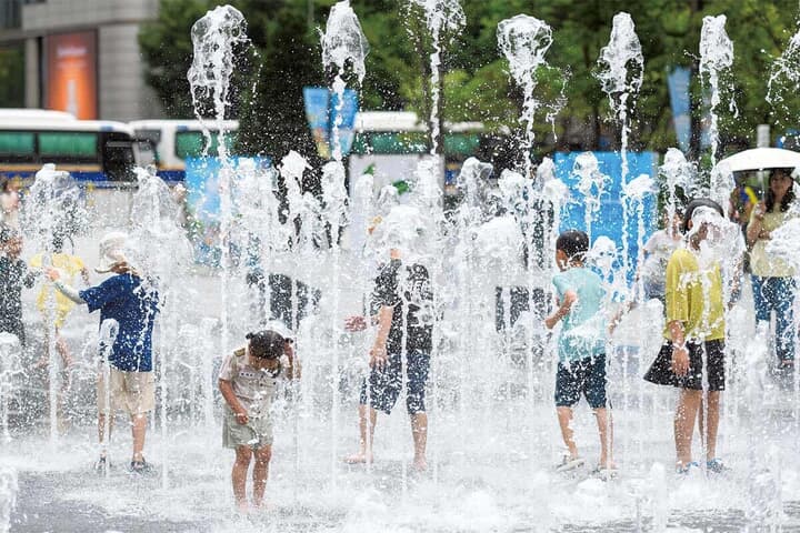 噴水で遊ぶ子供