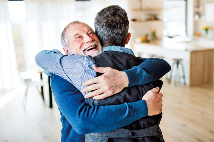 ハグはストレスの軽減に役立つだけでなく、血圧を下げ、病気のリスクを減らし、日々の気分を改善する効果もある　HALFPOINT/ISTOCK