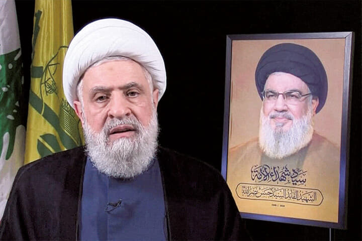 演説するヒズボラ新指導者のカセム師