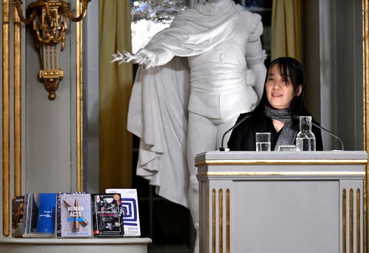 ノーベル賞受賞記念の講演を行うハン・ガン