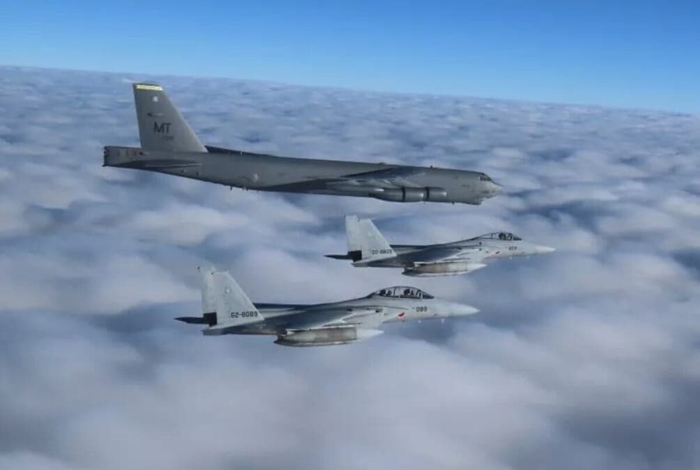 中国を止めろ！」沖縄上空で米軍＜核＞爆撃機と航空自衛隊戦闘機2機の
