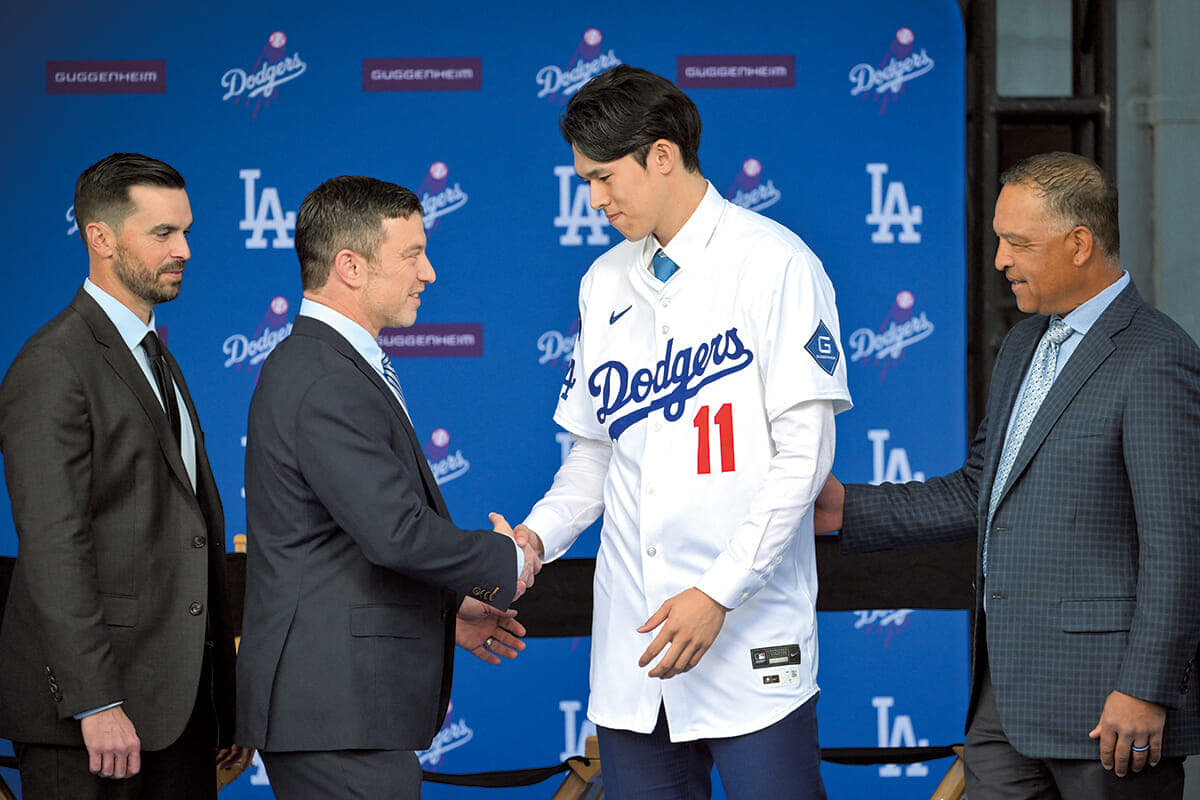 本拠地ドジャースタジアムで入団会見に臨み、フリードマン編成本部長と握手を交わす佐々木　USA TODAY SPORTSｰREUTERS