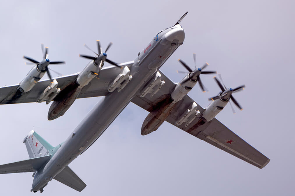 動画】米ステルス戦闘機とロシア軍用機2機が超近接飛行