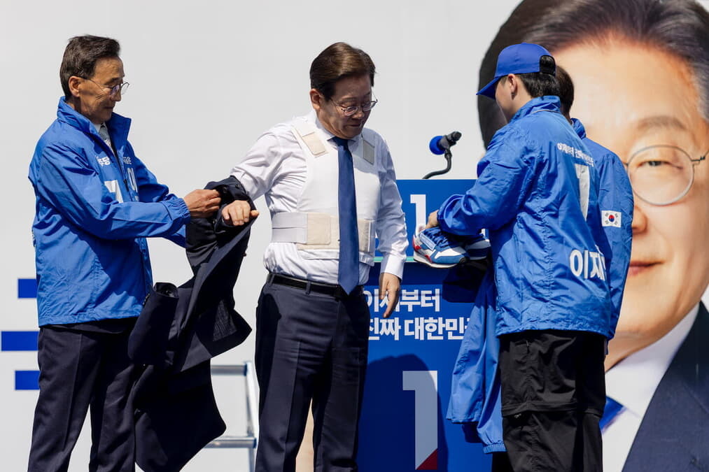 韓国大統領選の最有力候補イ・ジェミョンが、リーボックのスニーカーを