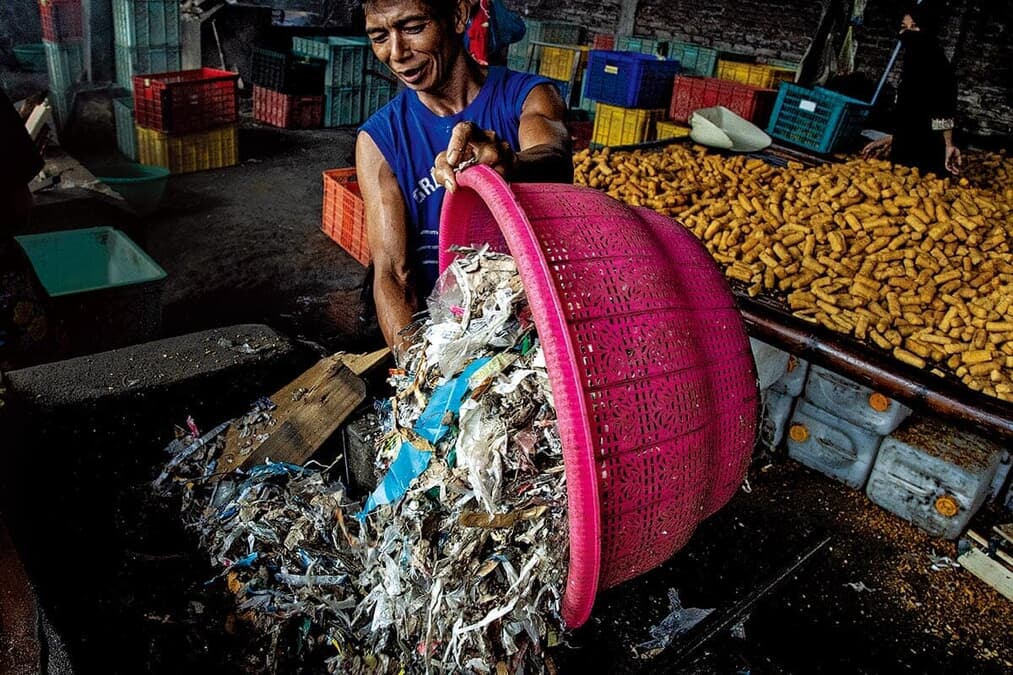 豆腐作りにプラスチックごみ！？インドネシアの衝撃的な現状と健康・環境への懸念