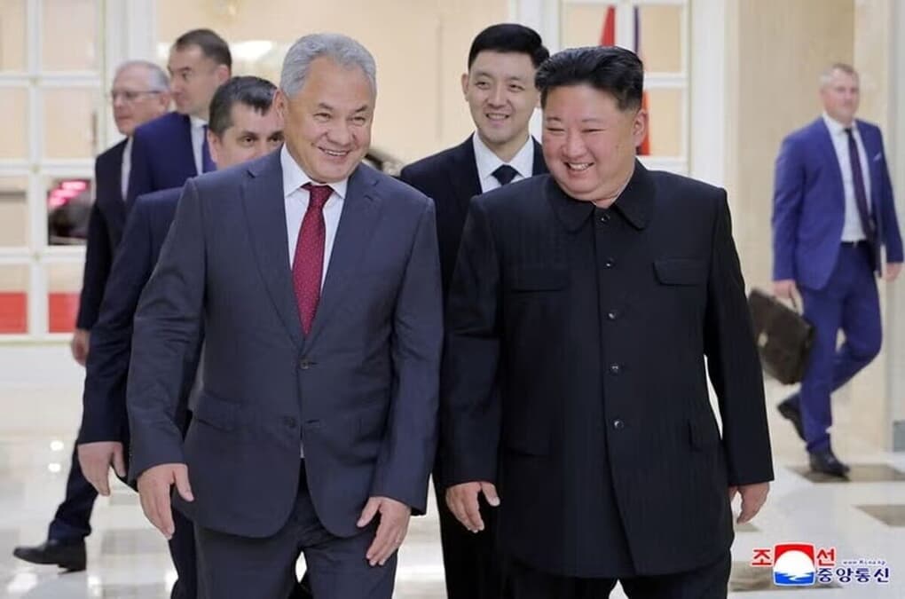 レアさ新品 朝露友好軍事同盟記念 金正恩とプーチンのマグカップ