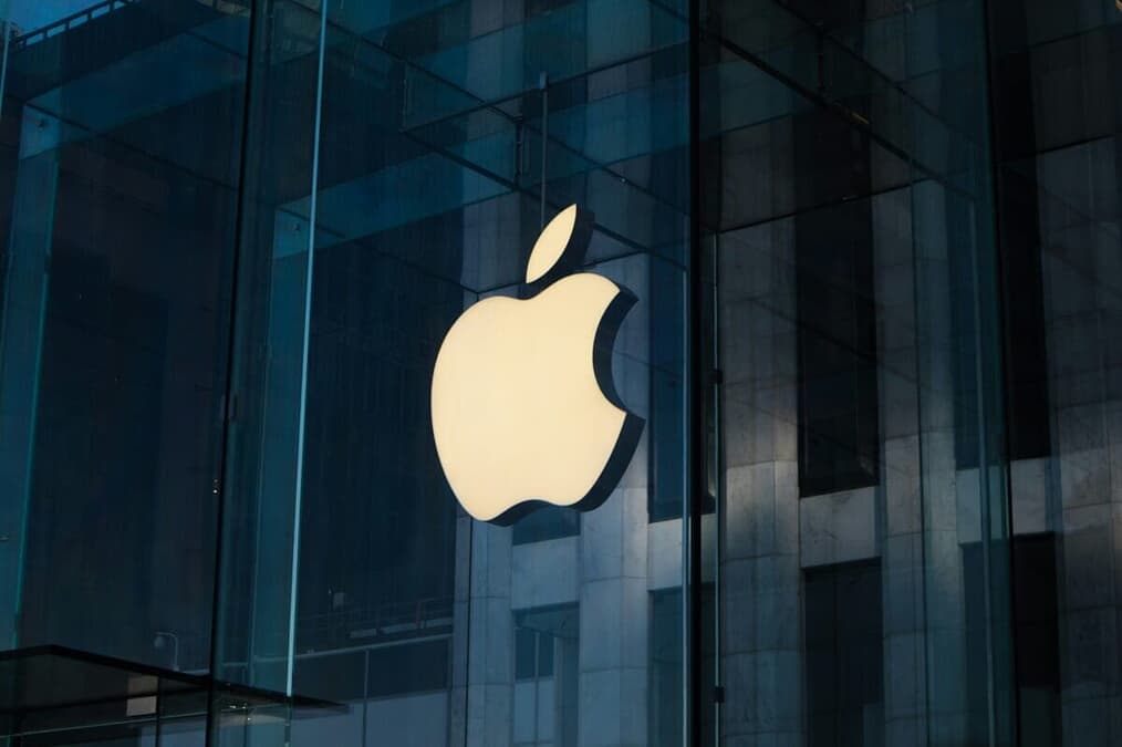 AppleはAI活用で「完全に出遅れた」？ 「Siri」を巡って株主