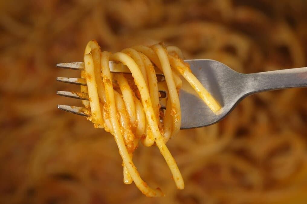 「二度とやるな！」イタリア旅行中の米女性の「パスタの食べ方」に批判殺到、SNSで動画が大炎上 [最新記事_2]