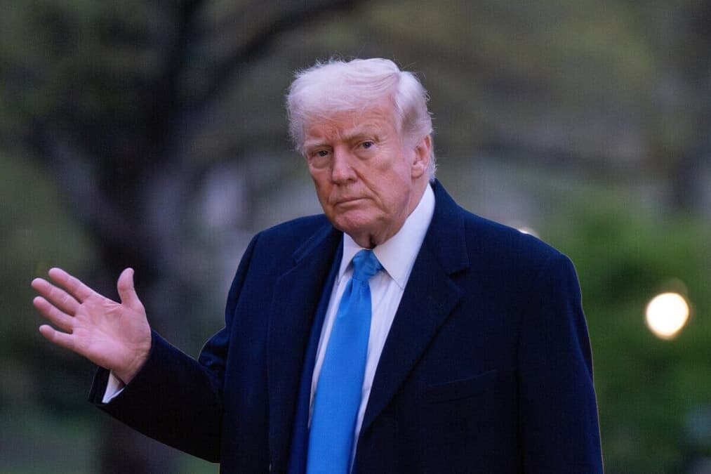 トランプ大統領の手に異変？スコットランド訪問先の写真がSNSで話題に