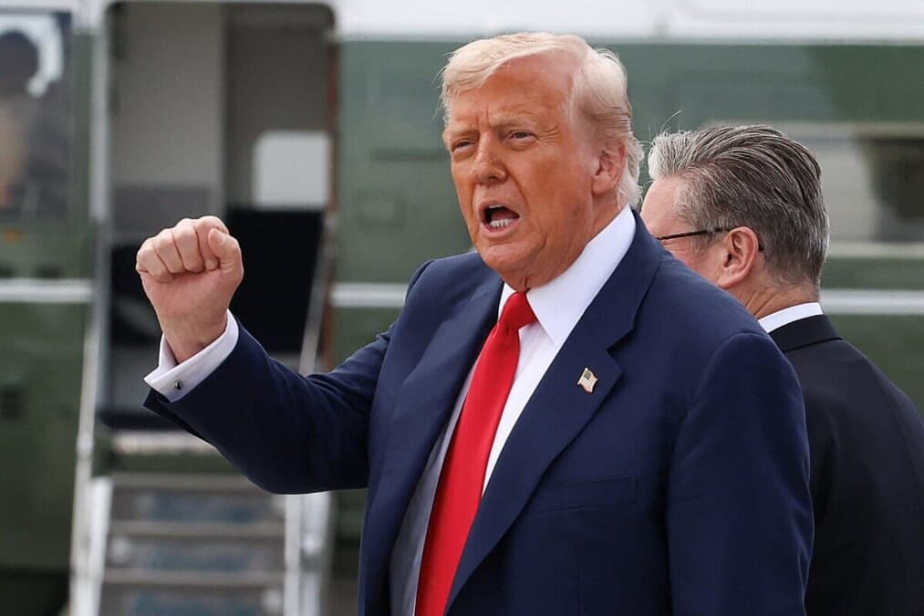 トランプ大統領の手の腫れと痣？健康不安を巡る写真がSNSで話題に