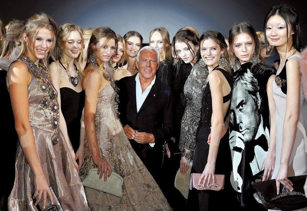 動けるスーツ」を生んだ、巨匠アルマーニの「美の遺産」自由と