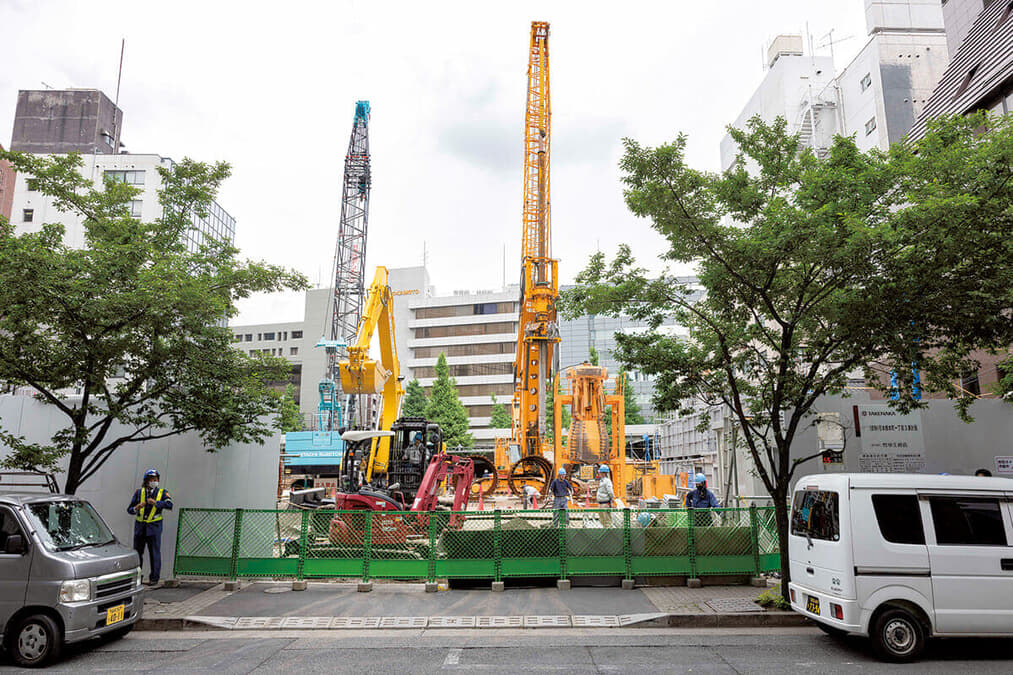 炎天下や寒空の下で何時間も立ちっぱなし......労働力を無駄遣いする不思議の国ニッポン