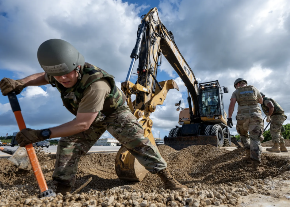 台湾に最も近い在日米軍嘉手納基地で滑走路の迅速復旧訓練――台湾有事を