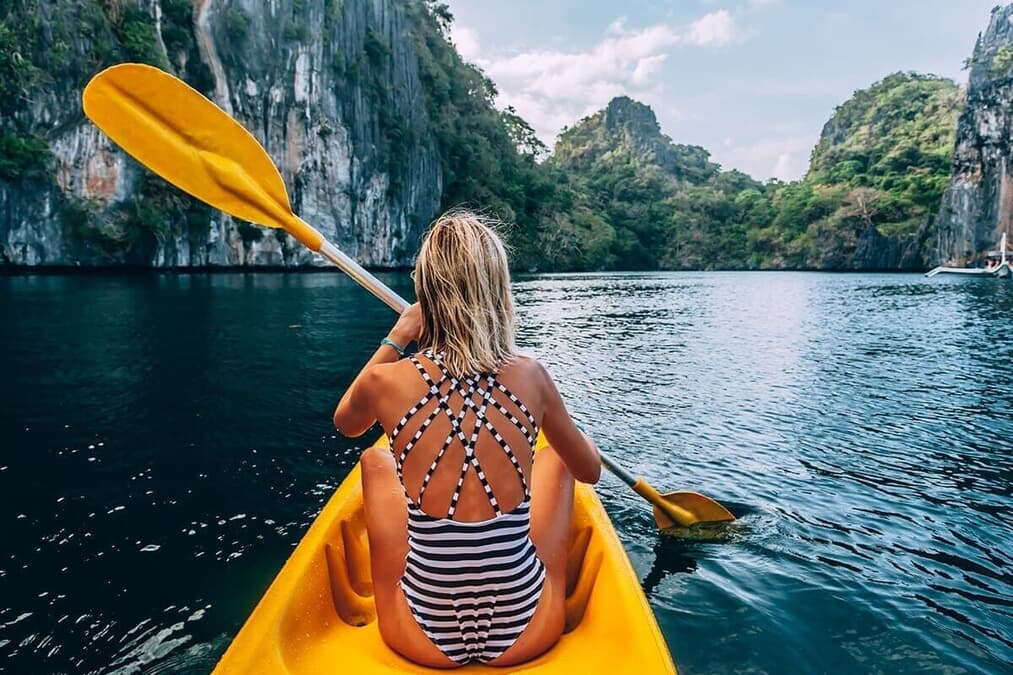 カヤックで水面に“大群”遭遇、動画が話題