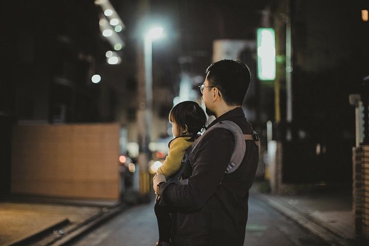 子供を抱っこする男性(イメージ画像) 子供を抱っこする男性(イメージ画像)