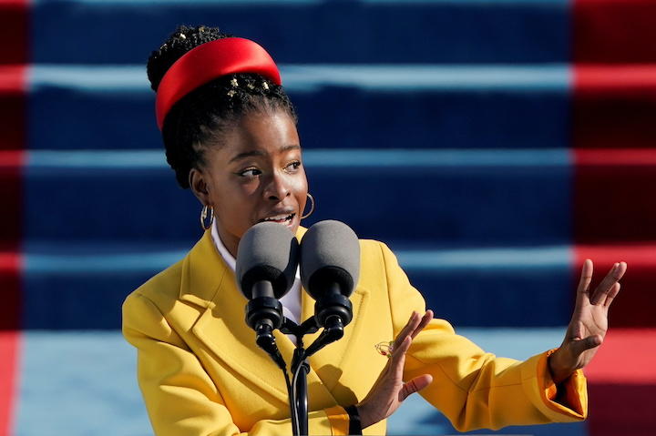バイデン大統領就任式で融和を訴えた22歳の女性詩人アマンダ・ゴーマン バイデン大統領就任式で融和を訴えた22歳の女性詩人アマンダ・ゴーマン