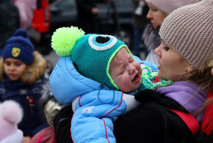 ウクライナ難民の 母親たちのために 並べられたベビーカーが呼んだ感動 ワールド For Woman ニューズウィーク日本版 オフィシャルサイト