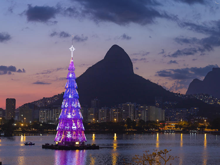 クリスマスを迎えるブラジルのコロナ禍 サッカーを食べ サッカーを飲み サッカーと寝る国より World Voice ニューズウィーク日本版