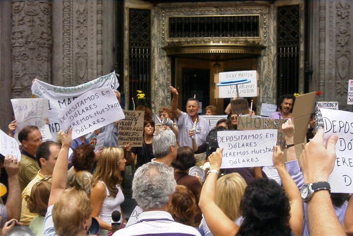 Buenos_Aires_-_Manifestación_contra_el_Corralito_-_20020206-04.jpg