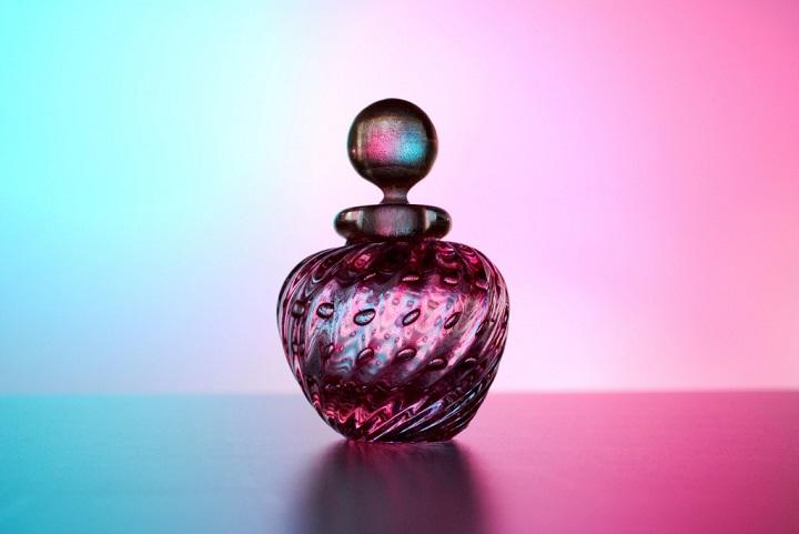 香水(女性用) ai 香水(女性用) ai プラダ ビューティ」から新たな香水が登場 AIを活用し